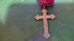 B12 / PETITE CROIX CHRIST - Pendants