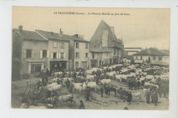 LA PACAUDIERE - La Place Du Marché Un Jour De Foire - La Pacaudiere