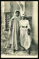 A67  ALGERIE CPA  SCENES ET TYPES - COUPLE INDIGENE DANS UNE COUR MAURESQUE - Collections & Lots