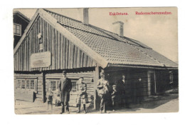 DH1728 - ESKILSTUNA - RADEMACHERSMEDJAN - SOME PEOPLE POSING IN FRONT OF A HOUSE - Svezia