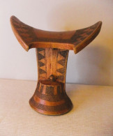 ANTIGUO REPOSACABEZAS ETÍOPE CON DECORACIÓN TALLADA Y ASA DE CUERO. AFRICA TRIBAL - Arte Africano