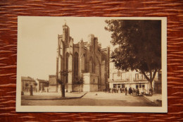 34 - CAPESTANG : La Place Et L'Eglise - Capestang