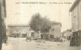 69 VILLIE MORGON  La Place Et La Fontaine  2 Scans - Villie Morgon