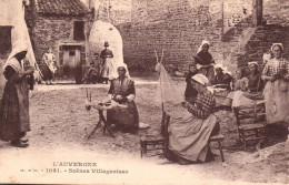 Auvergne - Scènes Villageoises - Fileuses Femmes Du Pays En Coiffe - Autres & Non Classés