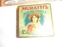 BOITE VINTAGE EN FER VIDE,CIGARETTES MURATTI'S YOUG LADIES DES ANNEES 1910 - Autres & Non Classés