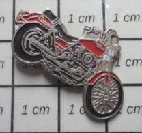 617 Pin's Pins / Beau Et Rare / MOTOS / GROSSE MOTO ROUTIERE RETRO ROUGE PEUT ETRE HARLEY ? - Motos