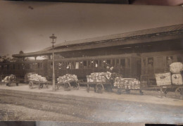 CPA PHOTO - REDON 35 - LOCOMOTIVE/ TRAIN A VAPEUR EN GARE DE REDON - GROS PLAN CHEMINOT - TRANSPORT MARCHANDISE TOP - Stations - Met Treinen