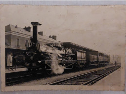 LOCOMOTIVE VAPEUR EN GARE DE REDON 35 POUR RENNES - COMPAGNIE L'OUEST - GROS PLAN TRAIN EN MARCHE 12.5cm × 8.5cm - Treinen