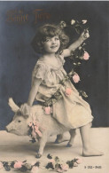 ENFANTS - Fillette Assise Sur Un Cochon - Roses - Carte Postale Ancienne - Altri & Non Classificati