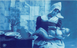 FANTAISIE - Femme - Une Paysanne Avec Son Bébé Dans Les Bras - Vaisselle - Carte Postale Ancienne - Frauen