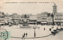 FRANCE - Saint Quentin - Vue Sur La Place De L'hôtel De Ville - Côté Du Beffroi - Animé - Carte Postale Ancienne - Saint Quentin