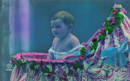 FANTAISIE - Bébé - Un Bébé Dans Son Landeau - Colorisé - Carte Postale Ancienne - Bébés