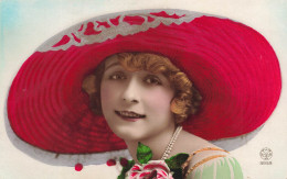 FANTAISIE - Femme - Chapeau Rouge - Rose - Colorisé - Carte Postale Ancienne - Vrouwen