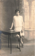 CARTE PHOTO - Jeune Fille à Robe Blanche - Carte Postale Ancienne - Photographs