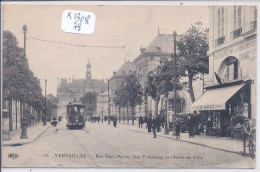 VERSAILLES- DE TRAMWAY DE LA RUE SAINT-PIERRE- LES TRIBUNAUX ET L HOTEL DE VILLE- MARCHAND DE CARTES POSTALES- ELD - Versailles