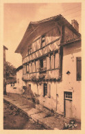 CHARROUX : VIEILLES MAISONS PRES DE L'EGLISE - Charroux