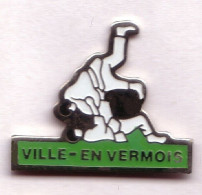 C56 Pin's JUDO CLUB DE VILLE EN VERMOIS Meurthe-et-Moselle Achat Immédiat - Judo