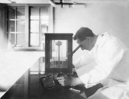 Radium Institute London Balancing Room Scientist Scales 1910 (Photo) - Personen