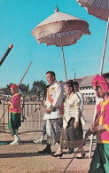 Leurs Majestés Royales, Le Roi Et La Reine Du LAOS, Dans Le Cortège Royal Au Fête De That Luang Vientiane 1973 Indochine - Laos