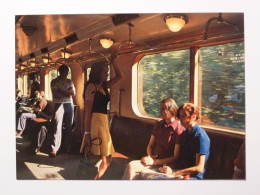 METRO - INTERIEUR RAME / RUSSIE / In A Metro Carriage - Voyageur Assis Et Debout Dans La Rame - Métro