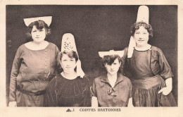 FOLKLORE - Costumes - Coiffes Bretonnes - Carte Postale Ancienne - Trachten