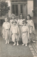 ENFANTS - Groupe D'enfants - Des Enfants Déguisés En Anges Dans La Cour - Carte Postale Ancienne - Grupo De Niños Y Familias