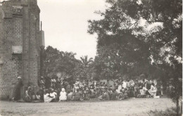 EVENEMENT - Groupe De Personnes Rassemblé Devant Une église - Afrique - Tropiques - Carte Postale Ancienne - Andere & Zonder Classificatie