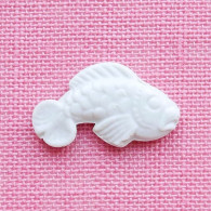 Feve Ancienne Plate Moyet Perrin Poisson Blanc Biscuit Mat Porcelaine - Antiguos