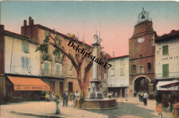 CPA 83 0001 CARCÈS - PLACE DE L'HÔTEL DE VILLE -CARTE COULEUR ANIMÉE COMMERCES ET PERSONNES - Carces