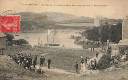 Ile De Bréhat * 1909 * RARE CPA ! * Les Régates , La Jeunesse Laïque Donnant Un Concert Au Débarquement * Villageois - Ile De Bréhat