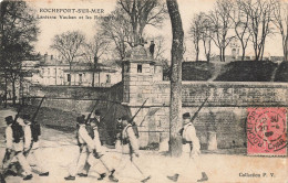 Rochefort Sur Mer * La Lanterne Vauban Et Les Remparts * Passage De Troupes * Militaires Militaria - Rochefort