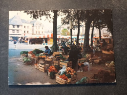 Lesneven - Marché Sur La Place Général Le Flô / Editions Moderne Jos - Lesneven