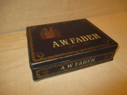 Ancienne Boite Publicitaire Commémorative Faber 1911 Tôle Début XX ème - Boxes