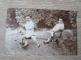 CPA PHOTO ENFANTS GARCONS FRERES PETIT CHEVAL JOUET ROUES - Scènes & Paysages