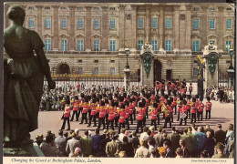 London - Buckingham Palace - Chaniging The Guard - Buckingham Palace