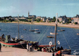 Ile De Batz * Vue Générale Vers L'église * Bateaux De Pêche * Villageois - Ile-de-Batz