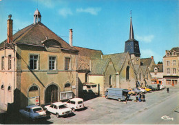 Bais * La Place De L'église Du Village * Automobiles Anciennes * Villageois - Bais