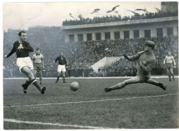 SPORT. Futball. Magyarország-Svédország 1953. Hidegkuti Lő...fotó, 18*13 Cm - Anciennes (Av. 1900)