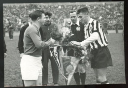 SPORT. Futball. Honvéd-Botafogó  Budapest 1956. Puskás A Kezdőkörven, ( 6:2)  13*9 Cm - Alte (vor 1900)