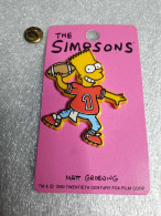 Pin's The Simpson's - Matt Groening 1990 Pin's En Plastique Sur Carton Fuschia (9.4 X 5.4 Cm) - Films