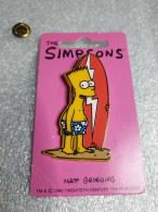 Pin's The Simpson's - Matt Groening 1990 Pin's En Plastique Sur Carton Fuschia (9.4 X 5.4 Cm) - Kino