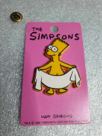 Pin's The Simpson's - Matt Groening 1990 Pin's En Plastique Sur Carton Fuschia (9.4 X 5.4 Cm) - Films