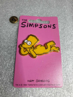 Pin's The Simpson's - Matt Groening 1990 Pin's En Plastique Sur Carton Fuschia (9.4 X 5.4 Cm) - Cinema