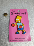 Pin's The Simpson's - Matt Groening 1990 Pin's En Plastique Sur Carton Fuschia (9.4 X 5.4 Cm) - Films