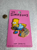 Pin's The Simpson's - Matt Groening 1990 Pin's En Plastique Sur Carton Fuschia (9.4 X 5.4 Cm) - Cine