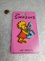 Pin's The Simpson's - Matt Groening 1990 Pin's En Plastique Sur Carton Fuschia (9.4 X 5.4 Cm) - Cinéma