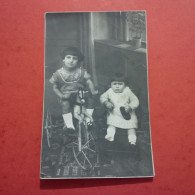 CARTE PHOTO ENFANT ET VIEUX JOUET - Groepen Kinderen En Familie