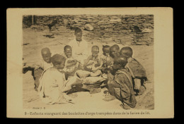 Afrique Ethiopie Ethiopia Enfants Mangeant Des Boulettes D' Orge Farine De Lin - Ouganda