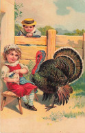 N°24271 - Carte Gaufrée - Thanksgiving - Garçon Regardant Une Fillette Assise Près D'un Dindon - Giorno Del Ringraziamento