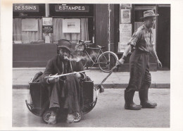 LE BARON WILLIAM ET SON CHAUFFEUR PARIS 1955 DE ROBERT DOISNEAU PHOTOGRAPHE - Doisneau